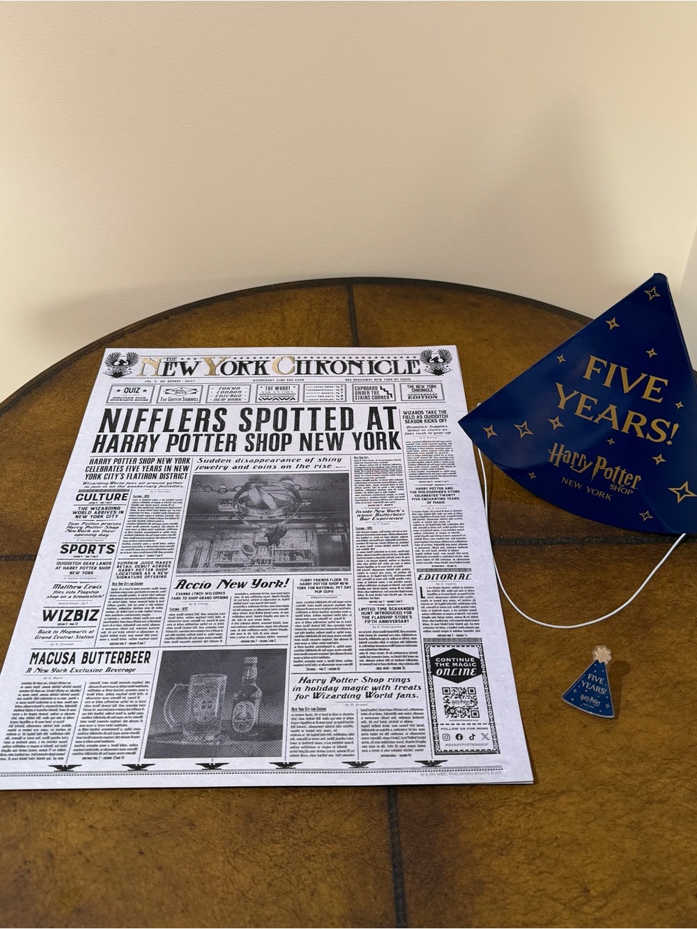 HARRY POTTER NYC 5th ANNIV NEW YORK CHRONICLE NEWSPAPER SPECIAL EDITION PIN HAT